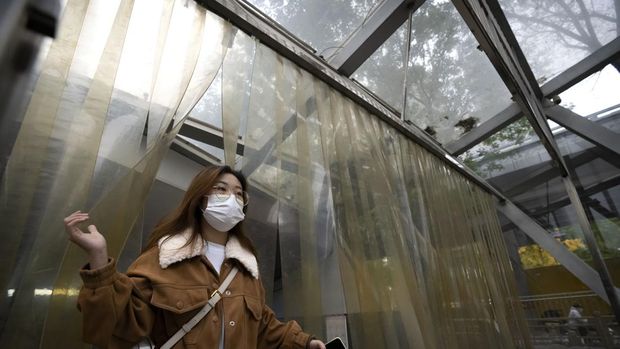 Kota terbesar di China, Shanghai, kembali memerintahkan pengujian massal memperketat pembatasan dan penguncian (Lockdown) pada hari Jumat (28/10/2022) di pusat kota distrik Yangpu setidaknya sampai hasilnya diketahui. (AP Photo/Mark Schiefelbein)