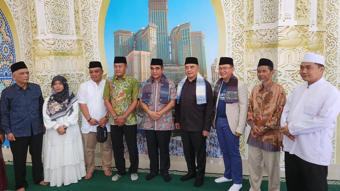 Wakil Ketua MPR RI Ahmad Muzani menghadiri peringatan Maulid Nabi Muhammad sekaligus peresmian masjid di SMAN 6 Tambun, Kabupaten Bekasi, Jawa Barat.