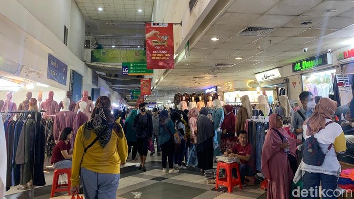 Warga bernama Muani asal Ciputat berbelanja ke Pasar Tanah Abang bareng keluarga (Mulia/detikcom)