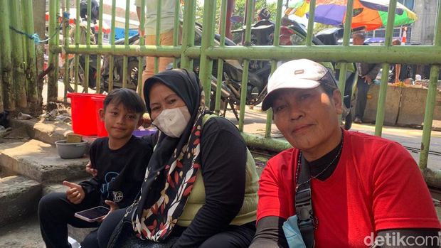 Warga bernama Muani asal Ciputat berbelanja ke Pasar Tanah Abang bareng keluarga (Mulia/detikcom)