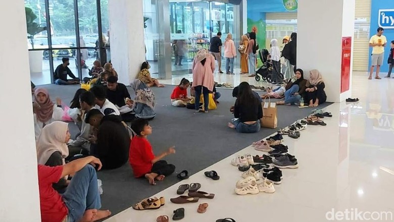 Warga Bondowoso saat makam bekal dan lesehan di mal Warga Bondowoso saat makam bekal dan lesehan di mal