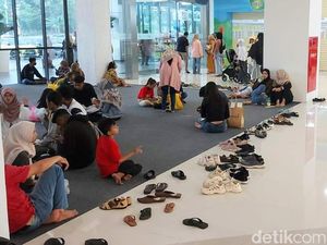 Cuma di Bondowoso, Warga Piknik-Makan Bekal di Mal yang Baru Buka