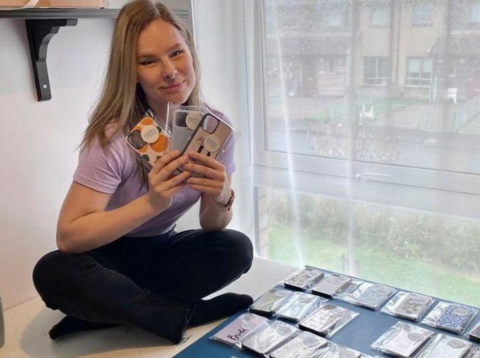 Anastasia Visnakova Anastasia Visnakova, pengusaha sukses jualan casing ponsel setelah nekat resign kerja.