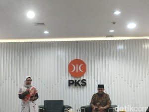 Anies dan Presiden PKS Berbalas Pantun soal Aher