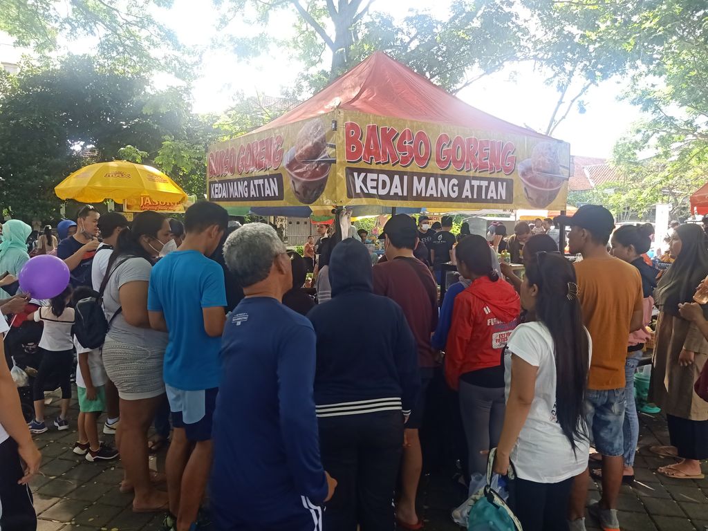 Antrean pembeli yang mengantri untuk mendapatkan bakso goreng di Kedai Mang Attan pada Minggu (30/10/2022) di kawasan parkir timur area CFD Renon