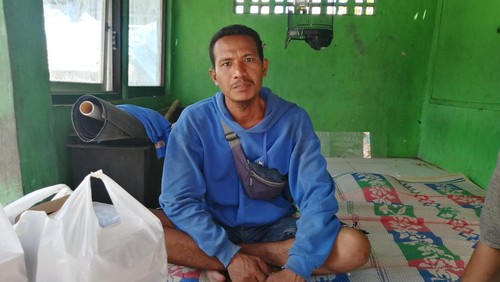 Azizul Hakim, warga Kampung Jawa Dusun Wanasari, Desa Dauh Puri Kaja, Denpasar Utara, Bali, yang terpaksa menunda pernikahan karena rumahnya jebol.