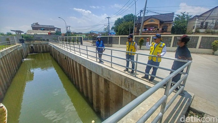 Tim BBWS Citarum saat mengecek titik banjir Baleendah
