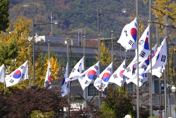 Korea Selatan menetapkan masa berkabung nasional atas tragedi tewasnya ratusan orang di Itaewon. Bendera setengah tiang pun dikibarkan di negara tersebut.