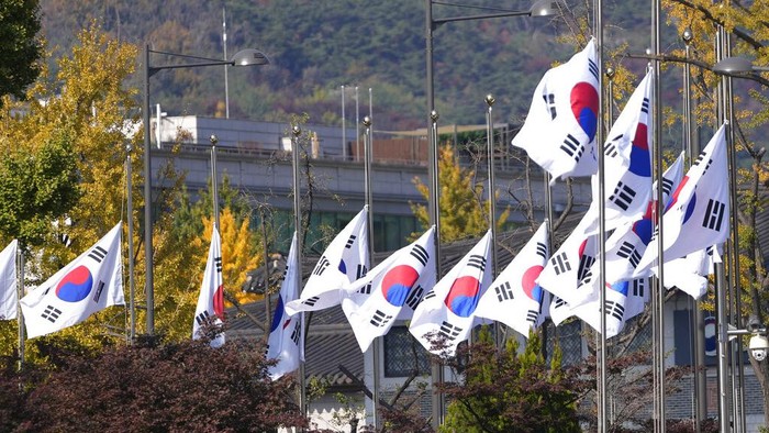 Korea Selatan menetapkan masa berkabung nasional atas tragedi tewasnya ratusan orang di Itaewon. Bendera setengah tiang pun dikibarkan di negara tersebut.