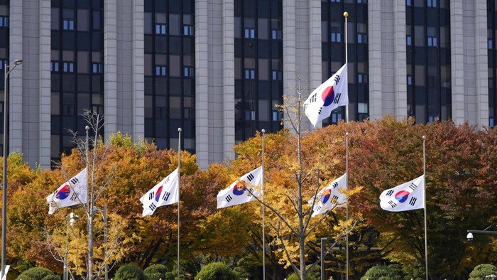 Korea Selatan menetapkan masa berkabung nasional atas tragedi tewasnya ratusan orang di Itaewon. Bendera setengah tiang pun dikibarkan di negara tersebut.