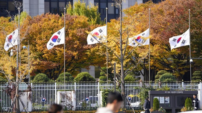 Berkabung, Korea Selatan Kibarkan Bendera Setengah Tiang Korea Selatan menetapkan masa berkabung nasional atas tragedi tewasnya ratusan orang di Itaewon. Bendera setengah tiang pun dikibarkan di negara tersebut.