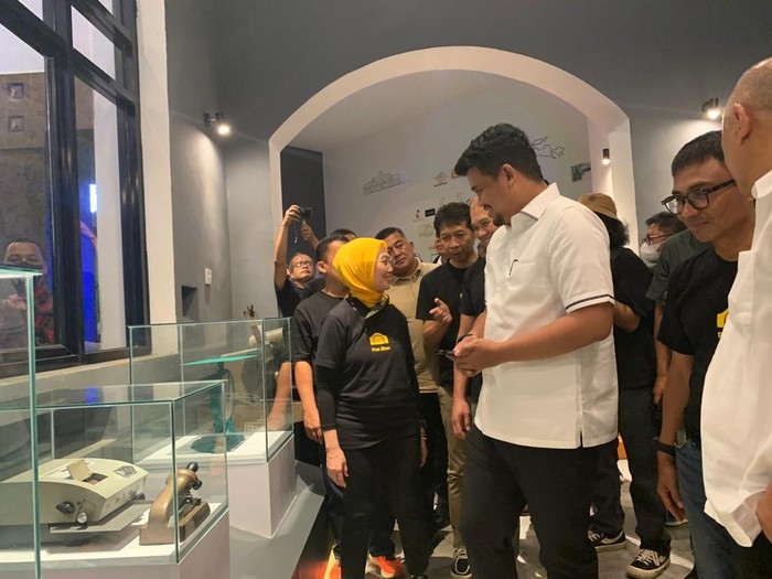Wali Kota Medan Bobby Nasution saat melihat  barang bersejarah kantor pos di Pos Bloc Medan. Foto: Kartika Sari/detikSumut