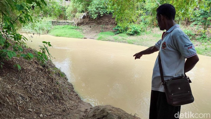 bocah 10 tahun hilang terseret arus sungai keyang