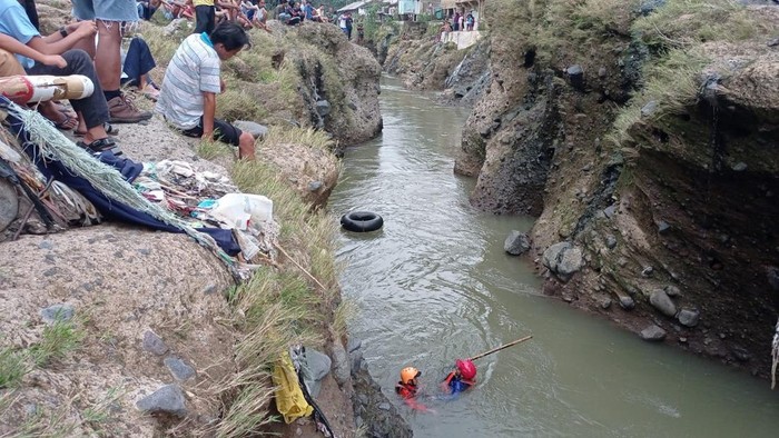 Bocah Laki-laki Hilang Terbawa Arus Saat Berenang di Sungai Ciliwung Bogor (Sholihin-detikcom)