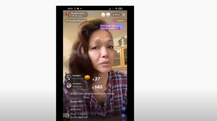 Bunda Corla baru-baru ini melakukan live TikTok dan mendapatkan saweran gift singa. Netizen salfok dengan ekspresi santai Bunda Corla.