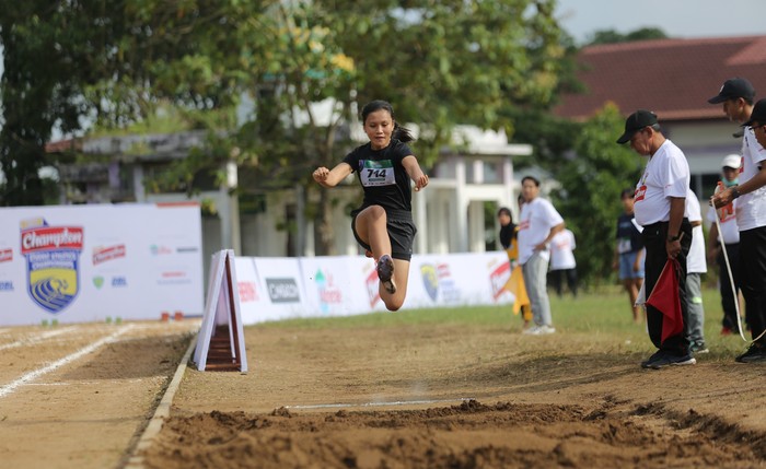 Siswi SMAN 1 Tanjung, Kabupaten Tabalong, Winney Maharati Ruung naik podium juara lompat jauh jenjang pelajar SMA pada Energen Champion SAC Indonesia 2022 - Kalimantan Qualifiers di Lapangan JPOK Universitas Lambung Mangkurat, Banjarbaru, Kalimantan Selatan, Jumat (28/10).