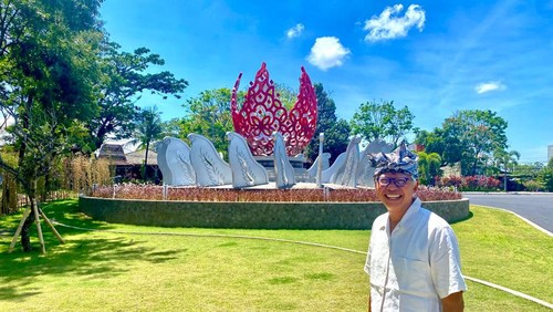 Desainer Nyoman Popo Priyatna Danes berfoto di Monumen G20.