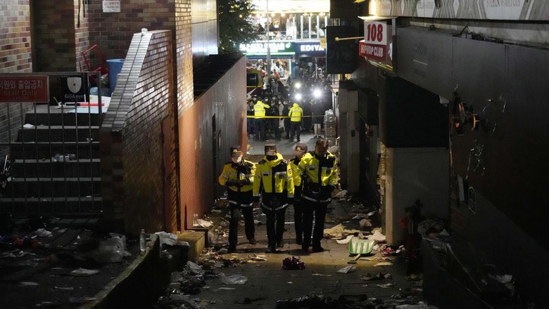 Di Gang Sempit Ini Lokasi Tragedi Itaewon Pesta Halloween yang awalnya semarak berubah menjadi tragedi di Korea Selatan. Lokasi pesta itu berada di gang sempit di Itaewon.