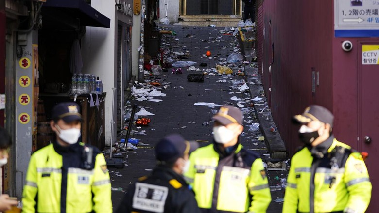 Di Gang Sempit Ini Lokasi Tragedi Itaewon Pesta Halloween yang awalnya semarak berubah menjadi tragedi di Korea Selatan. Lokasi pesta itu berada di gang sempit di Itaewon.