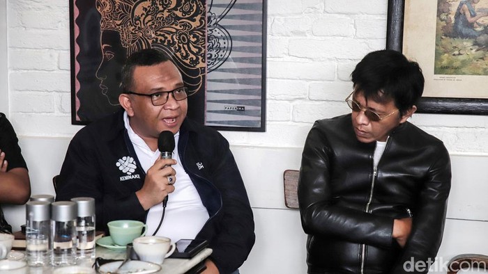 Wakil Menteri Ketenagakerjaan, Afriansyah Norr (kedua kanan) memaparkan pandangannya terkait problek dunia usaha pertambangan dari sektor tenaga kerja saat diskusi publik di Jakarta, Minggu (30/10/2022). Diskusi yang digagas oleh Indonesia Mining and Energy Studies tersebut juga dihadiri oleh anggota DPR Fraksi PDI Perjuangan Adian Napitupulu (kanan), Sekjen Kementrian ESDM Rida Mulyana (batik coklat), Komisioner Komnas HAM Hairansyah dan sejumlah aktivis lingkungan. Diskusi seputar problem pertambangan dari berbagai sektor seperti perspektif HAM, lingkungan hidup, tenaga terja, dan hak-hak masyarakat lokal.