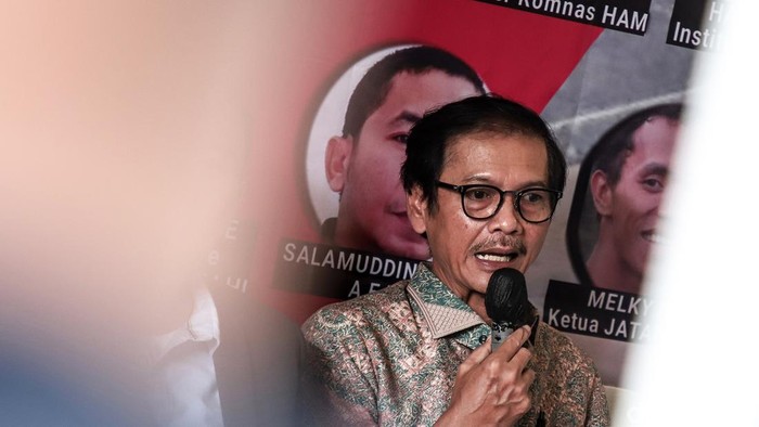 Wakil Menteri Ketenagakerjaan, Afriansyah Norr (kedua kanan) memaparkan pandangannya terkait problek dunia usaha pertambangan dari sektor tenaga kerja saat diskusi publik di Jakarta, Minggu (30/10/2022). Diskusi yang digagas oleh Indonesia Mining and Energy Studies tersebut juga dihadiri oleh anggota DPR Fraksi PDI Perjuangan Adian Napitupulu (kanan), Sekjen Kementrian ESDM Rida Mulyana (batik coklat), Komisioner Komnas HAM Hairansyah dan sejumlah aktivis lingkungan. Diskusi seputar problem pertambangan dari berbagai sektor seperti perspektif HAM, lingkungan hidup, tenaga terja, dan hak-hak masyarakat lokal.