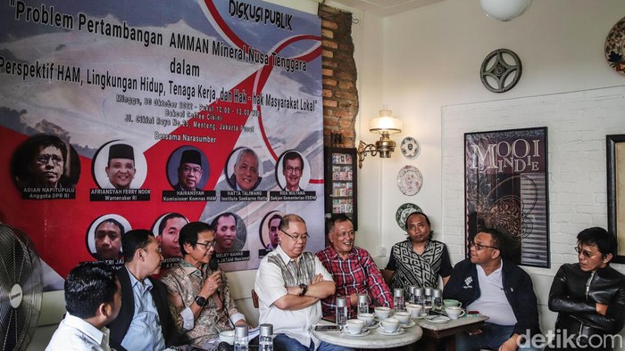 Diskusi Eksplorasi Tambang yang Ramah Lingkungan dan HAM Wakil Menteri Ketenagakerjaan, Afriansyah Norr (kedua kanan) memaparkan pandangannya terkait problek dunia usaha pertambangan dari sektor tenaga kerja saat diskusi publik di Jakarta, Minggu (30/10/2022). Diskusi yang digagas oleh Indonesia Mining and Energy Studies tersebut juga dihadiri oleh anggota DPR Fraksi PDI Perjuangan Adian Napitupulu (kanan), Sekjen Kementrian ESDM Rida Mulyana (batik coklat), Komisioner Komnas HAM Hairansyah dan sejumlah aktivis lingkungan. Diskusi seputar problem pertambangan dari berbagai sektor seperti perspektif HAM, lingkungan hidup, tenaga terja, dan hak-hak masyarakat lokal.