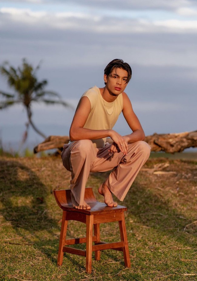 Walaupun baru berusia 15 tahun namun anak Maudy Koesnaedi itu memang sudah terlihat begitu tinggi. Ditambah dengan paras blasteran Indonesia dan Belanda yang didapatkan dari kedua orangtuanya, penampilan Eddy pun sukses bikin terpana. Foto: Instagram/@eddy_mm