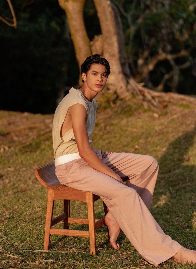 Begini hasil pemotretan terbaru Eddy bersama fotografer Ghifarie Akmal. Gaya dan pesona Eddy makin kesini makin terlihat seperti model profesional. Foto: Instagram/@eddy_mm