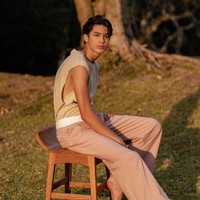 Begini hasil pemotretan terbaru Eddy bersama fotografer Ghifarie Akmal. Gaya dan pesona Eddy makin kesini makin terlihat seperti model profesional. Foto: Instagram/@eddy_mm