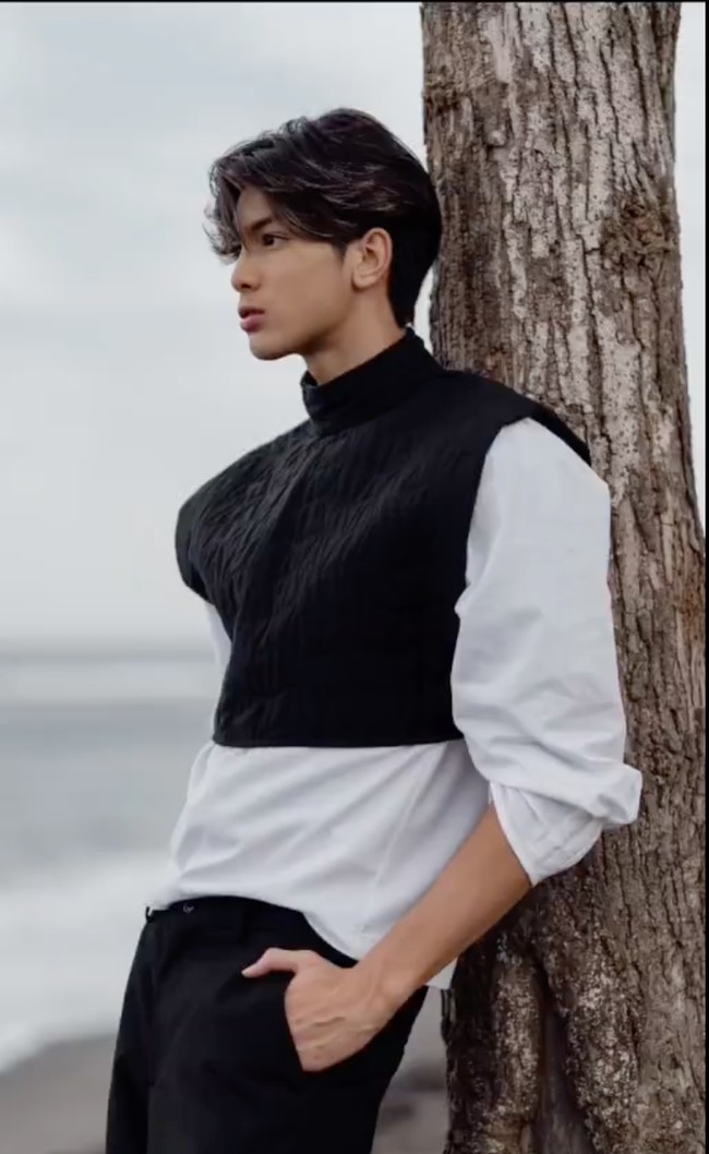 Eddy sendiri memiliki tinggi badan 185 cm. Postur tubuhnya memang benar-benar mendukung kariernya sebagai model. Bagaimana menurutmu penampilan Eddy? Foto: Instagram/@eddy_mm