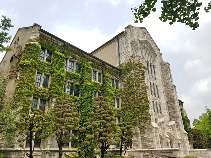 Ewha Womans University Kampus khusus perempuan pertama di Korea Selatan, tepatnya di kota Seoul.