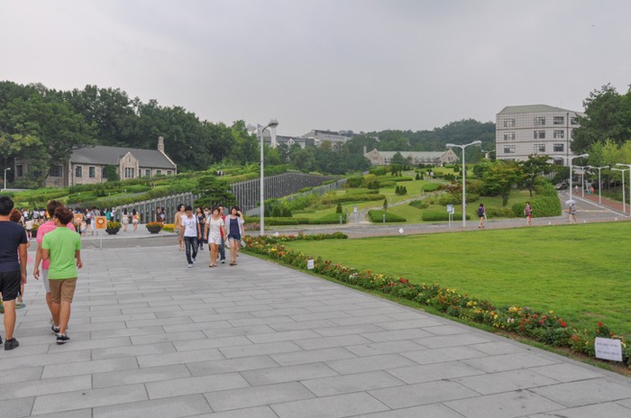 Ewha Womans University Kampus khusus perempuan pertama di Korea Selatan, tepatnya di kota Seoul.