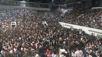 Festival Berdendang Bergoyang menjadi salah satu festival musik yang disebut gagal. Seharusnya festival musik ini dilaksanakan pada 28-30 Oktober, namun hanya digelar selama dua hari saja. Sebab, terjadi kericuhan dalam festival tersebut. Pengunjung yang hadir melebihi kapasitas dan tertutupnya beberapa jalur evakuasi. (Dok. Polri)  