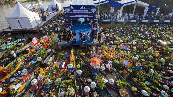 Sebanyak 500 pedagang pasar terapung mengikuti festival yang berlangsung Desa Sungai Pinang Lama.