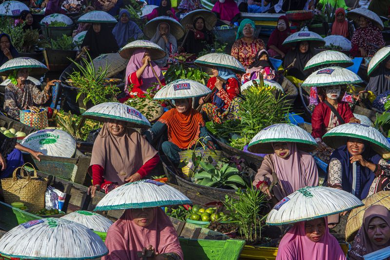 Sejumlah pengunjung melihat pedagang pasar terapung saat Festival Pasar Terapung Lok Baintan 2022 di Desa Sungai Pinang Lama, Kabupaten Banjar, Kalimantan Selatan, Minggu (30/10/2022). Festival yang diikuti sebanyak 500 lebih pedagang pasar terapung  tersebut bertujuan untuk melestarikan budaya dan meningkatkan perekonomian masyarakat serta menjadi salah satu daftar Kharisma Event Nusantara 2022 di Kalimantan Selatan. ANTARA FOTO/Bayu Pratama S/aww.