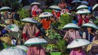 Para pedagang menjajakan dagangannya di atas perahu saat mengikuti Festival Pasar Terapung Lok Baintan 2022.