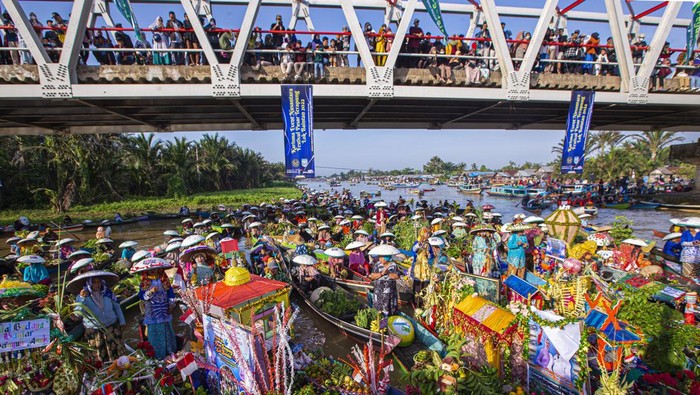 FESTIVAL PASAR TERAPUNG LOK BAINTAN 2022 Sejumlah pengunjung melihat pedagang pasar terapung saat Festival Pasar Terapung Lok Baintan 2022 di Desa Sungai Pinang Lama, Kabupaten Banjar, Kalimantan Selatan, Minggu (30/10/2022). Festival yang diikuti sebanyak 500 lebih pedagang pasar terapung tersebut bertujuan untuk melestarikan budaya dan meningkatkan perekonomian masyarakat serta menjadi salah satu daftar Kharisma Event Nusantara 2022 di Kalimantan Selatan. ANTARA FOTO/Bayu Pratama S/aww.