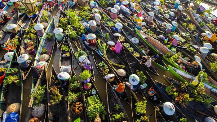 FESTIVAL PASAR TERAPUNG LOK BAINTAN 2022 Sejumlah pengunjung melihat pedagang pasar terapung saat Festival Pasar Terapung Lok Baintan 2022 di Desa Sungai Pinang Lama, Kabupaten Banjar, Kalimantan Selatan, Minggu (30/10/2022). Festival yang diikuti sebanyak 500 lebih pedagang pasar terapung tersebut bertujuan untuk melestarikan budaya dan meningkatkan perekonomian masyarakat serta menjadi salah satu daftar Kharisma Event Nusantara 2022 di Kalimantan Selatan. ANTARA FOTO/Bayu Pratama S/aww.
