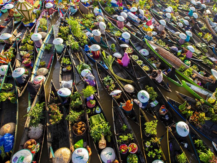 Sejumlah pengunjung melihat pedagang pasar terapung saat Festival Pasar Terapung Lok Baintan 2022 di Desa Sungai Pinang Lama, Kabupaten Banjar, Kalimantan Selatan, Minggu (30/10/2022). Festival yang diikuti sebanyak 500 lebih pedagang pasar terapung  tersebut bertujuan untuk melestarikan budaya dan meningkatkan perekonomian masyarakat serta menjadi salah satu daftar Kharisma Event Nusantara 2022 di Kalimantan Selatan. ANTARA FOTO/Bayu Pratama S/aww.