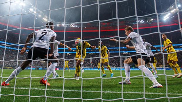 FRANKFURT AM MAIN, GERMANY - OCTOBER 29: Evan Ndicka of Eintracht Frankfurt, Jude Bellingham of Borussia Dortmund and Kristijan Jakic of Eintracht Frankfurt battle for the ball during the Bundesliga match between Eintracht Frankfurt and Borussia Dortmund at Deutsche Bank Park on October 29, 2022 in Frankfurt am Main, Germany. (Photo by Harry Langer/DeFodi Images via Getty Images)