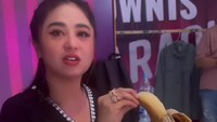 Disela-sela shooting yang dijalaninya, buah-buahan dipilih Dewi Perssik untuk mengisi tenaganya. Ada pisang yang manis yang menjadi bekal khusus dibawa dari rumahnya sendiri. Foto: Instagram/dewipeessik9