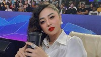 Saat jeda shooting, dirinya paling senang menyeruput kopi panas. Kandungan kafein pada kopi membuatnya tetap semangat walaupun harus shooting sampai larut malam. Foto: Instagram/dewipeessik9