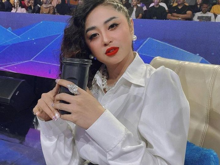 Ngamuk Dihujat Netizen, Ini Momen Dewi Perssik Makan Bareng Aldi Taher
