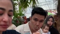 Akhir-akhir ini Dewi Perssik juga sering menghabiskan waktu untuk shooting bareng Aldi Taher. Dirinya pernah makan bakso bersama Aldi Taher dan keluarga kecil mantan suaminya itu. Foto: Instagram/dewipeessik9