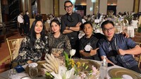 Sosoknya juga selalu terlihat anggun dalam berbagai acara jamuan makan. Salah satunya pada acara makan malam bersama tokoh-tokoh penting termasuk Ramzy yang merupakan rekan kerjanya dalam acara kompetisi dangdut. Foto: Instagram/dewipeessik9