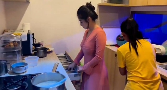 Ngamuk Dihujat Netizen, Ini Momen Dewi Perssik Makan Bareng Aldi Taher