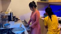 Setibanya di rumah, Dewi Perssik akan berubah menjadi ibu rumah tangga pada umumnya. Ia tak sungkan untuk masuk dapur dan memasak sendiri walaupun punya asisten rumah tangga yang siap membantunya. Foto: Instagram/dewipeessik9