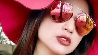 Berawal dari ia yang mengomentari rumah tangga Lesti Kejora, Dewi Perssik justru dihujat netizen. Dewi Perssik dituduh iri dengan sosok Lesti Kejora setelah gagal menikah hingga 3 kali. Foto: Instagram/dewipeessik9