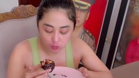 Saat ngemil di rumah, Dewi Perssik paling senang makan makanan manis. Kue dengan topping keju dan cokelat dinikmatinya usai olahraga saat pagi hari. Foto: Instagram/dewipeessik9