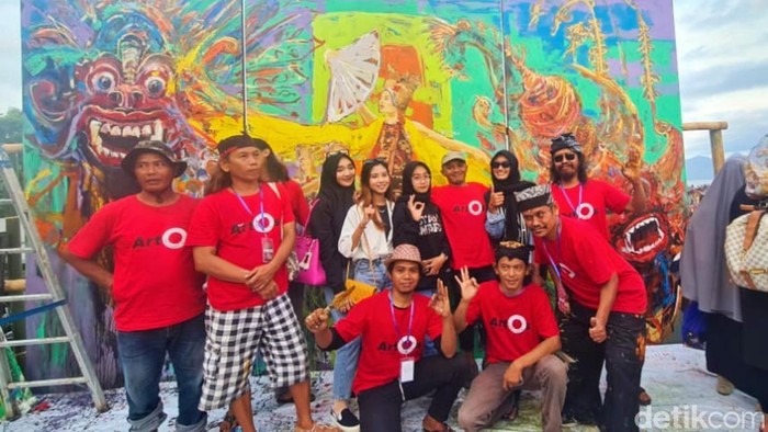 Gandrung Sewu 2022 juga diramaikan pelukis-pelukis profesional Banyuwangi, yang melakukan aksi lukis on the spot di kanvas raksasa berukuran 3 meter kali 5 meter.